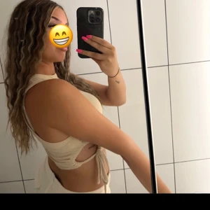 Shein topp - En söt fin sommartopp som är i bra skick. Storlek: S och är i en beige färg. Den sitter väldigt fint på💕💕 