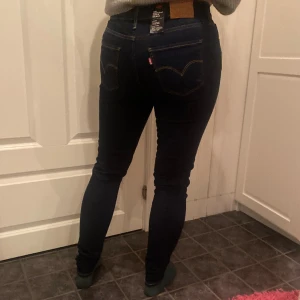 Mörka Levi’s jeans!  - Säljer dessa Levi’s jeans åt min mamma som köpte fel.  Modell 720, de är högmidjade och skinny. Storlek W29 L32, lite stora i storleken. Helt nya med lappen kvar. Nypriset är ungefär 1099kr💗 säljer fler jeans i samma modell 