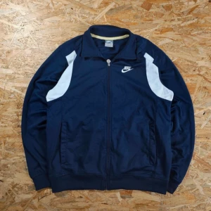 Nike zip - Storlek M - Längd 67cm bredd 56cm - mycket bra tillstånd, inga defekter 