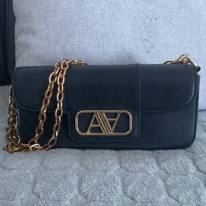 Väska - Säljer min väska för att jag använder inte den längre. Köpt för några år sen Väla i Helsingborg.