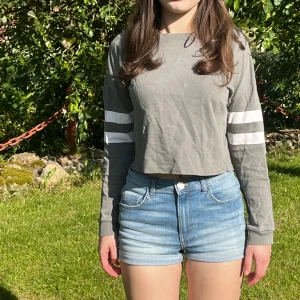 Militär grön magtröja  - Anledningen till att jag säljer är för jag bytt stil💚  Den har inga skador eller fläckar alls!