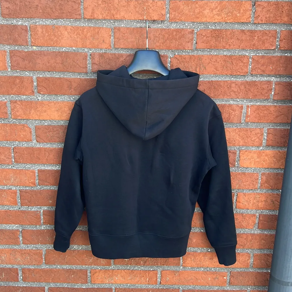 Tidlös hoodie i svart från Acne studios. Perfekt både till en sommarkväll och vintern! Nypris 3 200kr. Hoodies.