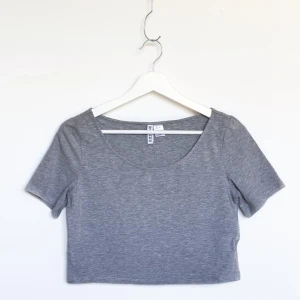 Croppad t-shirt - Rak, croppad t-shirt från H&M Divided! I bra skick. Storlek medium.