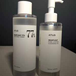 Anua Heartleaf Cleansing oil & Anua heartleaf toner - (Knappt använda!) En rengöring och en toner, båda har väldigt bra omdömen på sociala medier vad jag har hört, säljer då jag inte använder hudvård längre. Köp båda för 300 kr, eller enbart tonern för 150 kr och rengöringen för 200 kr.💕