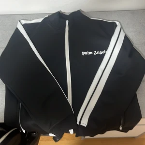 Palm angels tröja - Säljer min Palm angels eftersom den inte passar min still längre och inte har nån användning av de på något sätt. Har använt den bara när jag har testat den o inget mer så de är nyskick. För mer info dm. Pris kan diskuteras 