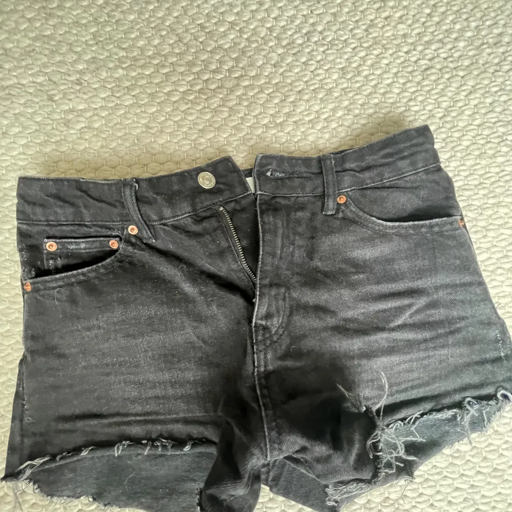 Snygga shorts från Gina tricot i bra skick. Stolek 32, står ej för frakt.. Jeans & Byxor.