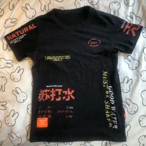 Tshirt med tryck - Tshirt köpt från streetmärket New Wave Amsterdam för några år sedan. 🤍 Tjockt material och bara använd några gånger. Skulle säga att den är mellan S-M, skriv ifall du har frågor! 🤍