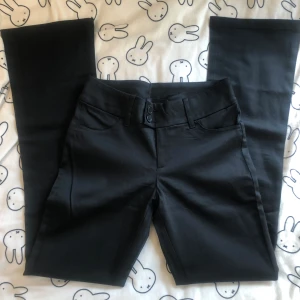 Bootcut kostymbyxor - Fina bootcut kostymbyxor från Monki, tyvärr för korta för mig 🤍 Helt nya, köpta för 300 kr, säljer därför för 200 kr. Midjemått: 74 Innerbenslängd: 83 🤍 Skriv ifall du har frågor!