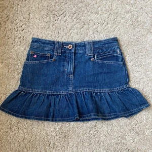 Volang jeanskjol   - Så snygg jeans volangkjol i nyskick!! Midjemåttet rakt över är 34 cm, längden är 31 cm💗