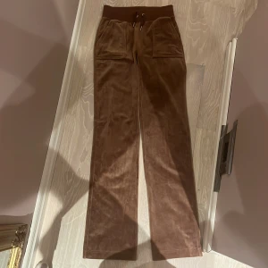 Juicy couture byxor  - Säljer mina bruna juicy couture byxor då de är försmå för mig. De är i bra skick 💓💓