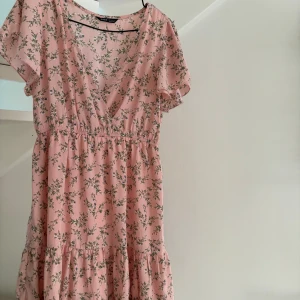 Blommig klänning  - Från SHEIN. Använd 1 gång 