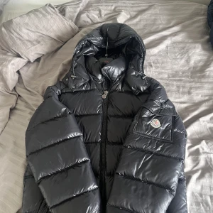 Moncler maya  - ⭐️MONCLER MAYA⭐️  Säljer nu min helt nya moncler maya som kommer få guzzarna att snurra! I vinter  🍾Skick 10/10🍾 kom privat för flera bilder⭐️🍾