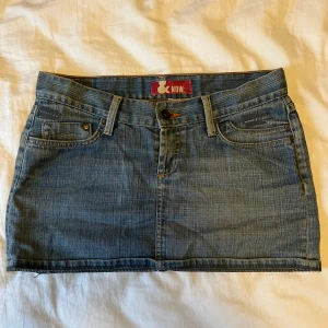 Mini kjol - Jeanskjol som tyvärr är för stora för mig🫶 köpta second hand men i bra skick och inga defekter! Midjemått rakt över: 38 cm. 