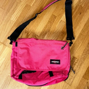 Rosa Eastpak - Eastpak väska over shoulder bag! Magisk färg och så rymlig samt praktisk. Kontakta vid frågor! 