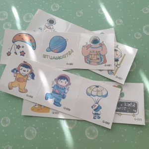 5st astronauter tatuering  - Tatuering/tattoo    Motiv: astronaut, rymd  Antal: 5st ark  Storlek: ca 4×12cm  Skick: nya/oanvända    Tillfälliga tatueringar du sätter på kroppen med hjälp av vatten 