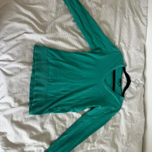 Grön tröja - Mycket bra skick  Axelbrett: 40 Längd: 57