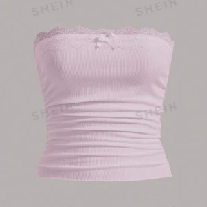 gullig lila topp - En jättefin somrig lila tubetopp. Säljer den då den inte kommit till användning någon gång. Den är i storlek xs men passar även som s