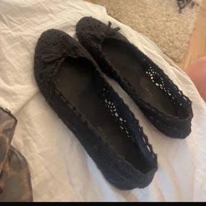 Ballerinaskor - Säljer dessa super fina ballerinaskor då de tyvärr var för stora på mig. De är lite stora i storleken, jag brukar ha 37 men dessa var för stora. De är lite smutsiga på insidan men annars i mycket bra skick🥰