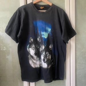 Svart t-shirt Burning Eagle Vargar  - T shirt Birning Eagle oversize strl Large Motiv; två vargar 71 cm lång 49 cm mellan axelsöm 54 cm mellan armhålen