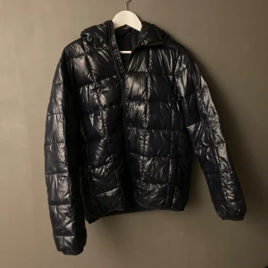 Jacka - Skit snygg glansig jacka i storlek S Jätte bra skick eftersom den inte passar mig  Skriv för mer information eller bilder