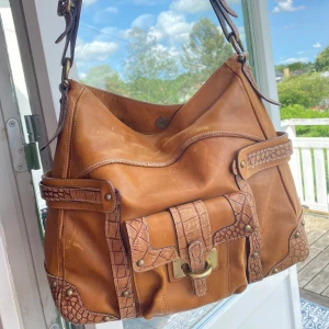 Skitsnygg Italiensk läderväska - En jättefin väska i italiensk läder från märket Toscani💞Fint skick överlag men har en del ”märken” i läderet pga vintage!💓 Tycker dock det bara bidrar till känslan av väskan mer!!💓