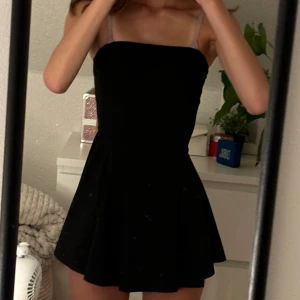 Mini klänning  - Jätte fin aldrig använd klänning utan band med inbyggda shorts. Klänningen är svart och elastisk😻