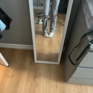 Grå low Waits jeans med hål från Gina tricot - Grå low Waits jeans men hål från Gina tricot, det är väldigt bra skick på byxorna  använda Max 3 gånger,