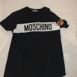 Moschino tröja  - Hej, säljer dennna t shirt för att den blivit liten på mig. Den är knappt använd och den har inga defekter 