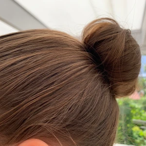 Hår accessoar  - Fungerar precis som två reflexer som man lägger håret emellan, rullar upp till hästsvansen och viker ihop som en reflex vilket skapar en bulle. Är troligtvis från Wish och finns säkert tutorial om min beskrivning inte funkar