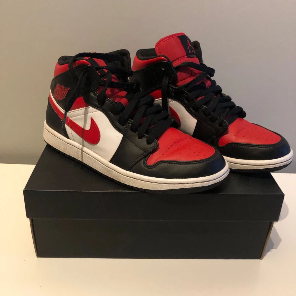 Jordan 1s mid red, black and white