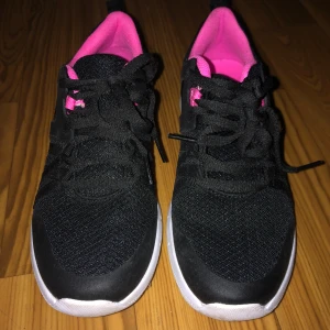 SOC träningskor storlek 36 - Använd kanske 2 gånger jättebra skick, storlek 36.