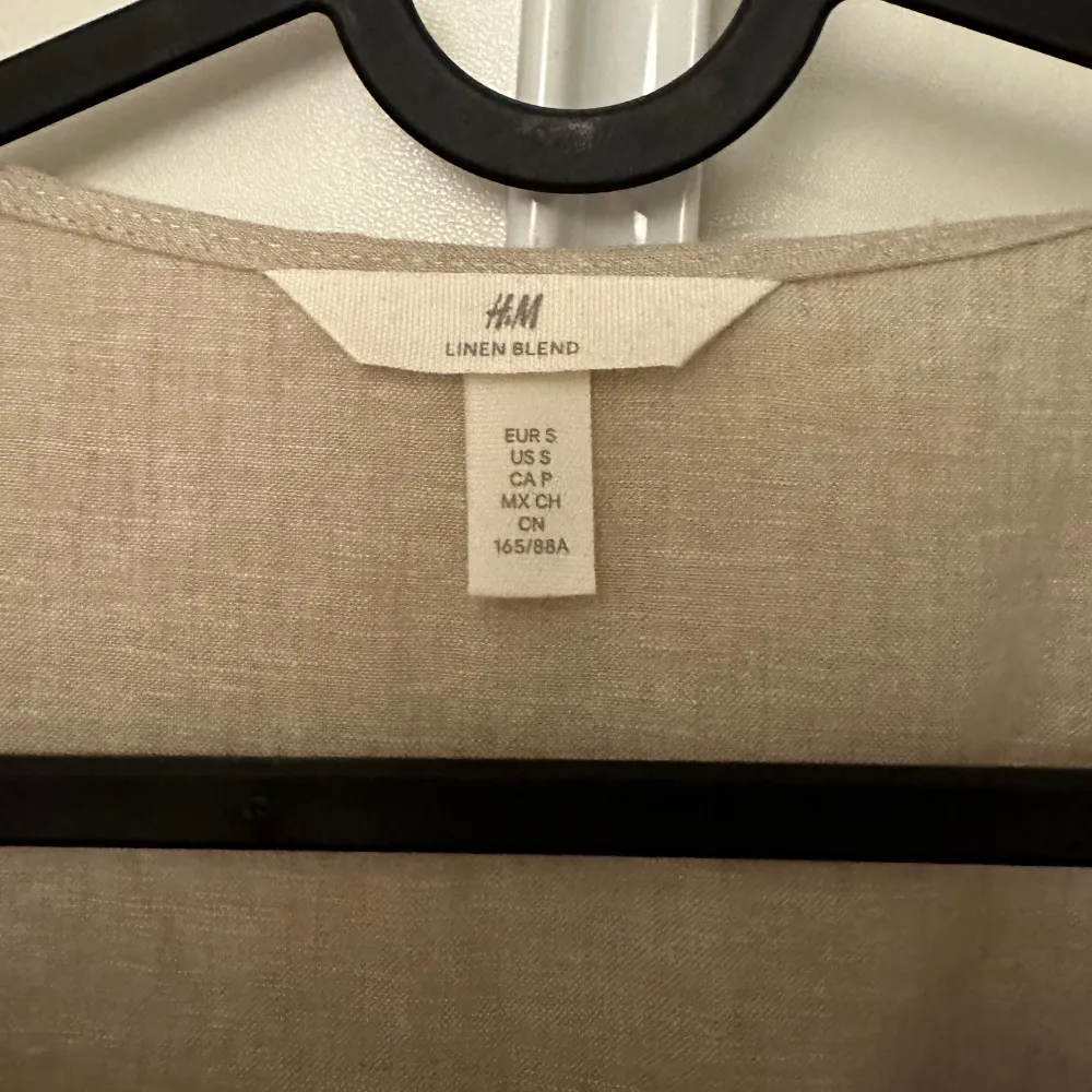 Linneomlottklänning, köpt på H&M. Storlek S, använd vid ett tillfälle! Som ny!  160kr, köparen står för frakten🤎🫶🏼. Klänningar.
