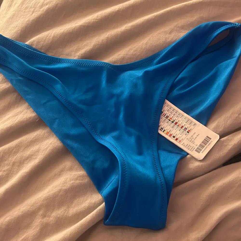 Säljer den här superfina bikiniunderdelen från newyorker. Den är helt oanvänd och är i väldigt bra skick. Säljs billigt ! Original pris 99kr strl xl men passar L/M. Shorts.