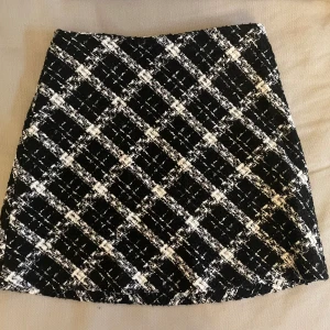 Tweedkjol Zara strl XS - Finaste kjolen passar tyvärr inte längre efter graviditet. Säljes därför vidare. Nypris 399kr. 