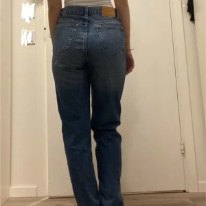 MOM Jeans  - Säljer nu mina snygga vardags jeans för de inte kommer till användning just nu.  Bershka MOM jeans  Storlek 34
