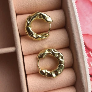 Runda örhängen i guld  - Klassiska runda guldörhängen, aldrig använda. 