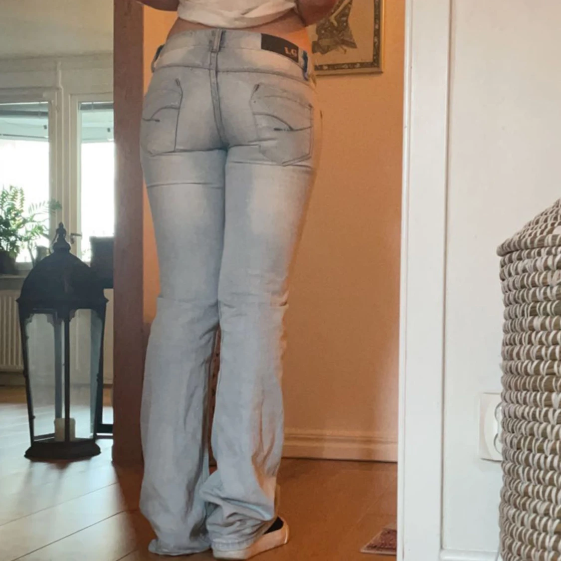 Säljer ljusblå jeans - 90