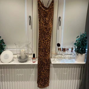 Leopardklänning - Lång leopardklänning med fin knytning i ryggen, lägg prisförslag!!❣️❣️