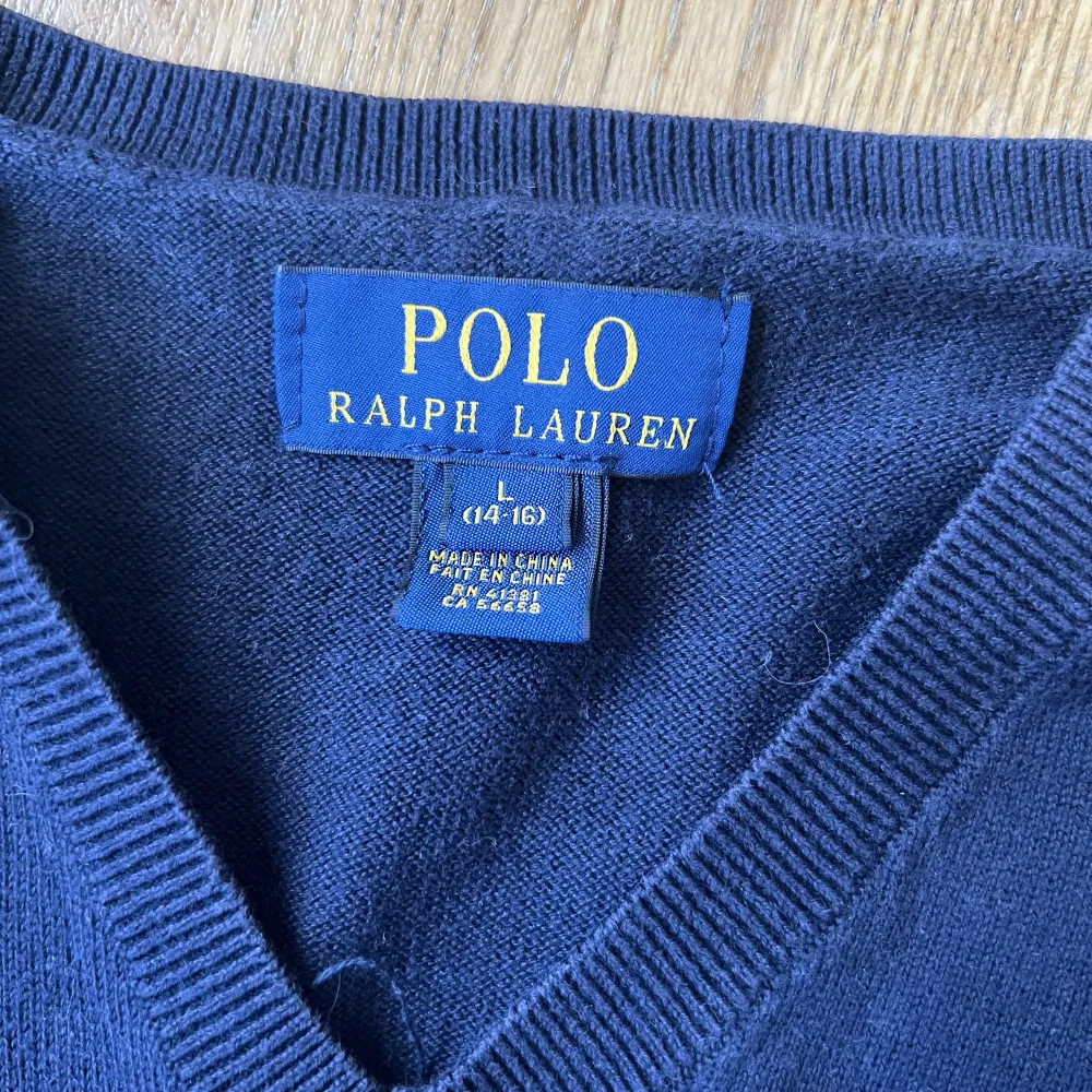 Säljer en mycket snygg stickad tröja ifrån Ralph Lauren. Den är i storlek 14-16år och det står att den är i L men den sitter ungefär som Xs/S. Hör av er vid frågor eller funderingar.. Stickat.