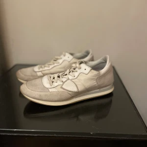 Phillpe models  - Säljer nu mina Phillpe models som e i storlek 41 cond 6-7/10 skulle jag säga går att fräscha till dem vid fler frågor eller funderingar kontakta mig 