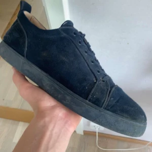 Louboutin skor storlek 44 - Väl använde men inte dåligt skick går att tvätta så dem ser helt nya ut