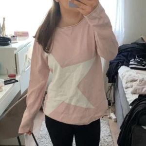 Tröja - Sparsamt använd, inga defekter 🩷 har inte tillgång till fler bilder just nu då det är min syster som säljer 