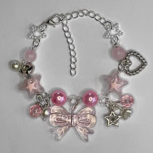 ‘Princess’ Rosa Y2K Handgjort Armband  - Längd: 16 - 22 cm. Kan mötas upp i Örebro. Super gulligt rosa armband 💕🎀💝 Perfekt att ge som present !