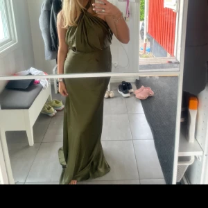 Balklänning  - Fin balklänning från asos som bara kommit till användning till balen, inga fläckar ( bara vatten på första bilden) nypris: 1500kr