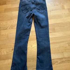 LTB jeans Fallon - Gråa LTB jeans i modell ”Fallon”, storlek 27/32.