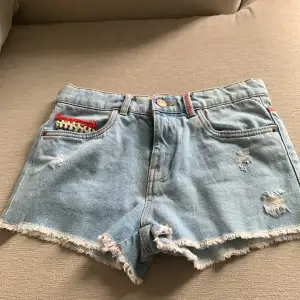 Säljer väldigt snygga jeans shorts från zara som nu är små på mig.dom har kommit till användning 1-2 gånger och är inte slitna❤️