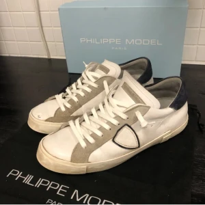 Philippe model  -  Designen Ska vara sliten! Ett par Philippe model i storlek 43 och fräscha. Nypris ca 3800kr 