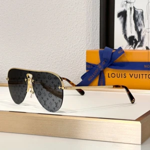 Louis vittion glasögon  - Det finns i olika färger. vi har tagit bort 50% för att det e sommar o ksk det var lite för dyrt. original pris var 6350kr. Men det e fortfarande dyrt så snacka me mig jag sänker priset