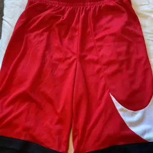 röda basketshorts med vit Nike logga, aldrig använda, skriv om intresse 