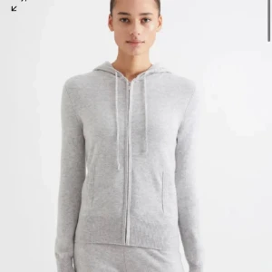 Kashmir luvtröja  - Säljer en Kashmir luvtröja från Davida som är identisk som soft goats. Köpt för 2599 men säljer för 1200❤️